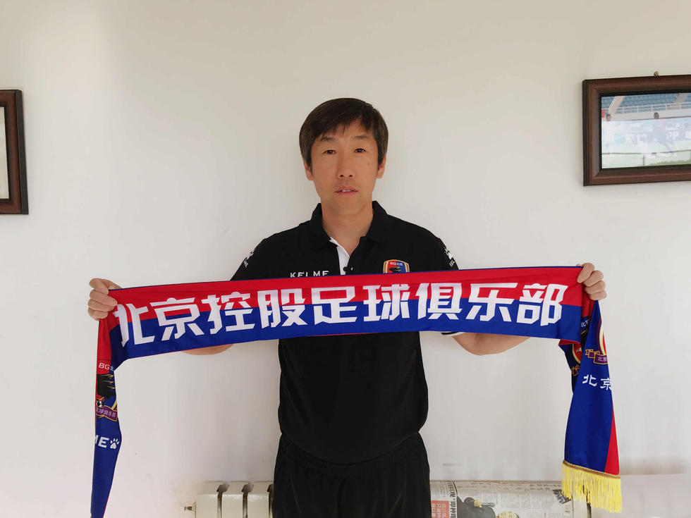 一名年青的工夫高手筹办在加勒比海的岛屿上睁开巡回赛，他将在那边碰到十年前杀戮他父亲的一个可骇份子。
